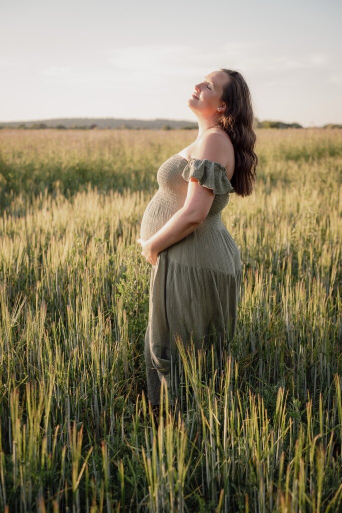 Babybauchfotos Göttingen Outdoorshooting Sonnenuntergang