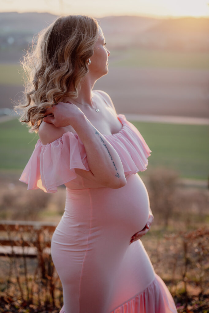 Babybauchfotos Göttingen Outdoorshooting Sonnenuntergang