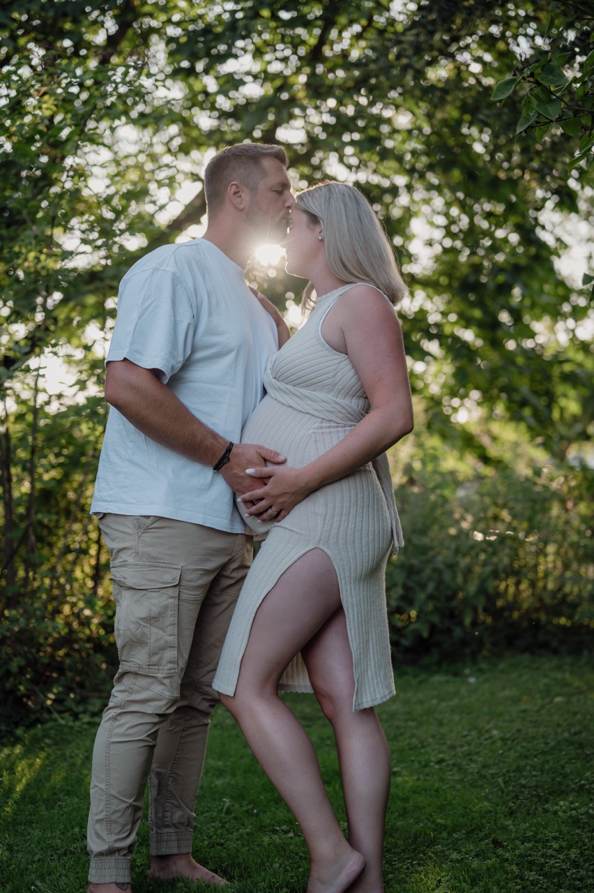 Babybauchfotos Göttingen Outdoorshooting Sonnenuntergang Pärchenfotos