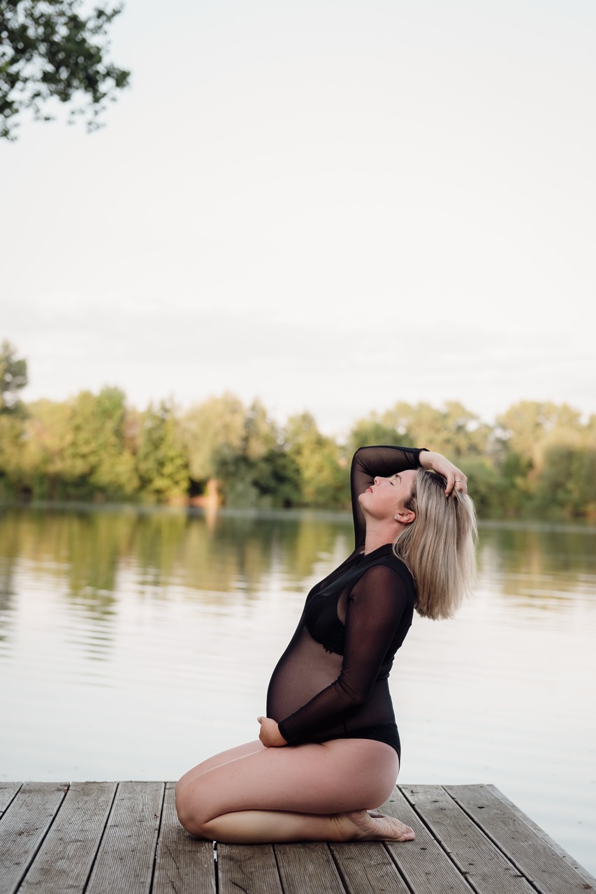 Babybauchfotos Göttingen Outdoorshooting Sonnenuntergang See