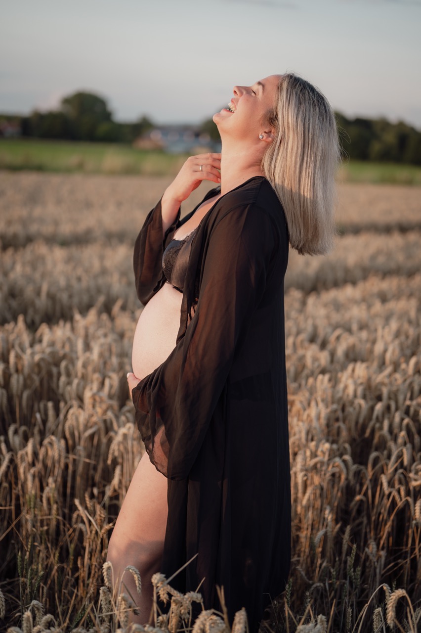 Babybauchfotos Göttingen Outdoorshooting Sonnenuntergang Boudoir