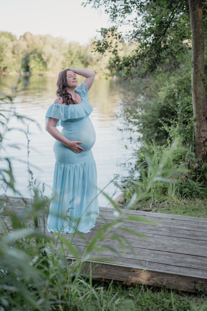 Babybauchfotos Göttingen Outdoorshooting Sonnenuntergang am See