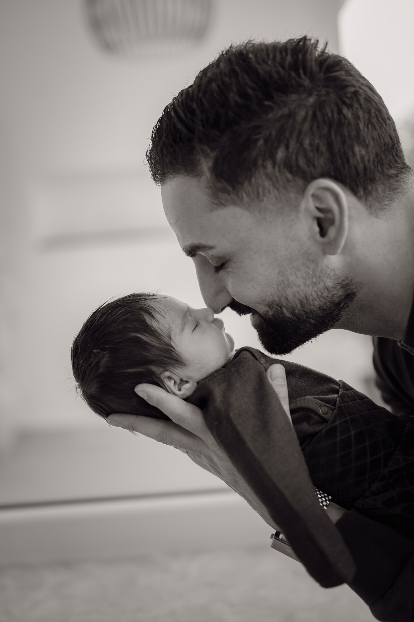 Babyfoto Der Papa lacht sein Baby ins Gesicht