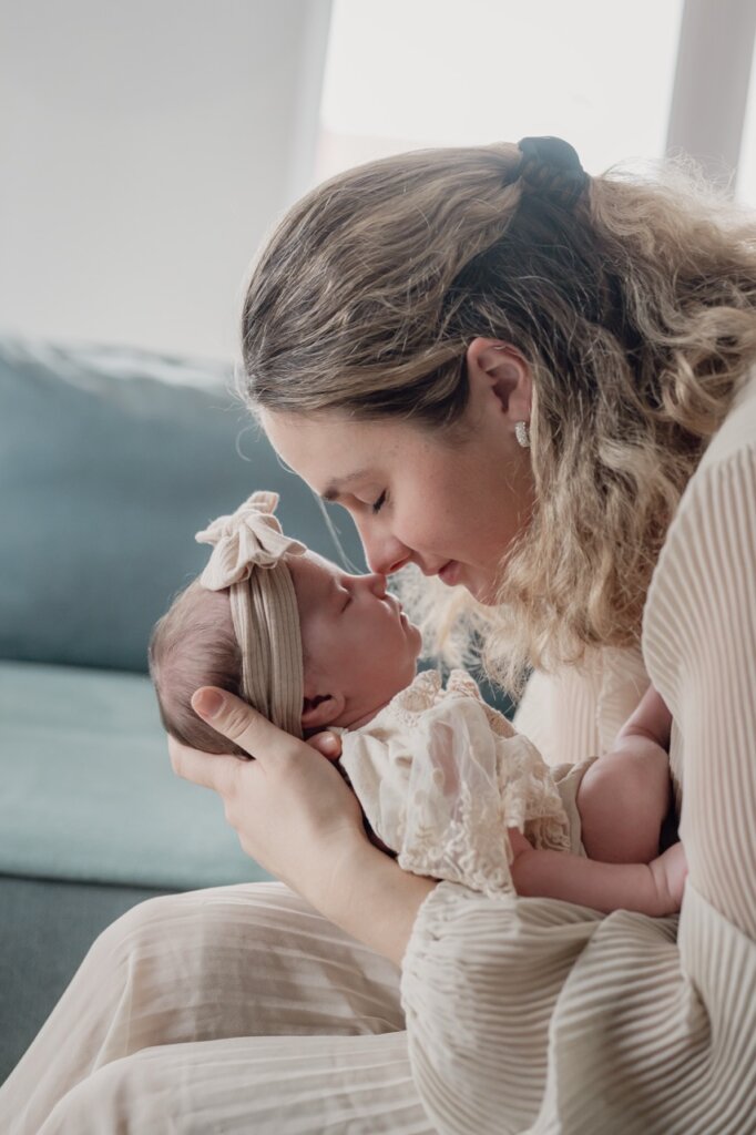 Babyfotos Göttingen Homeshooting Nasenkuss Mama