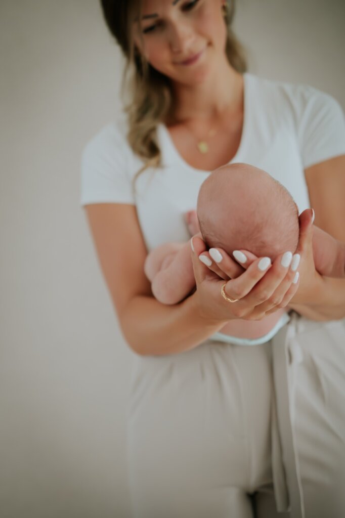 Babyfoto Mama hält ihr Baby auf dem Arm