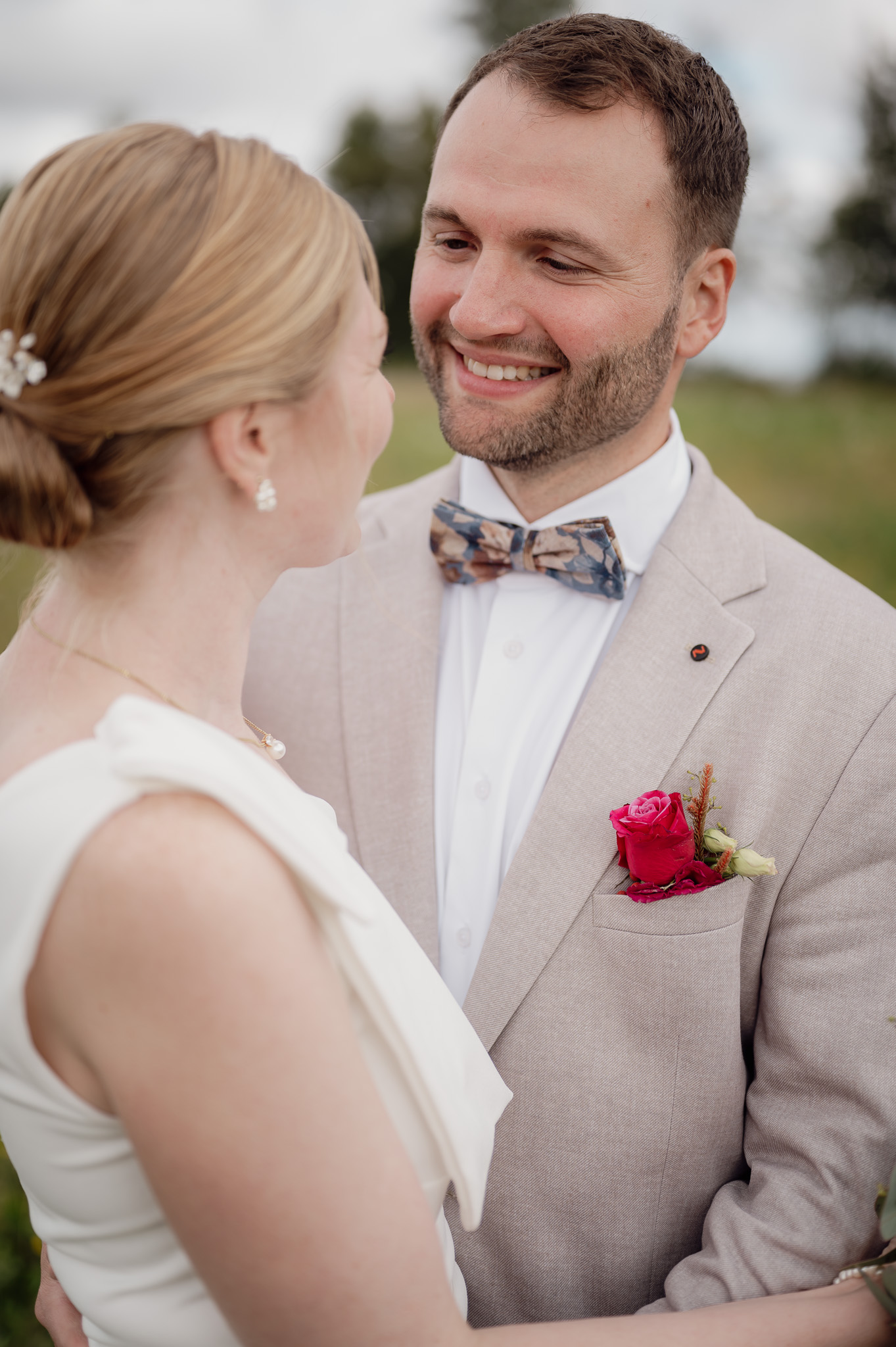 Bräutigam schaut seine Frau schaut sich verliebt an und freut sich über die Zeremonie