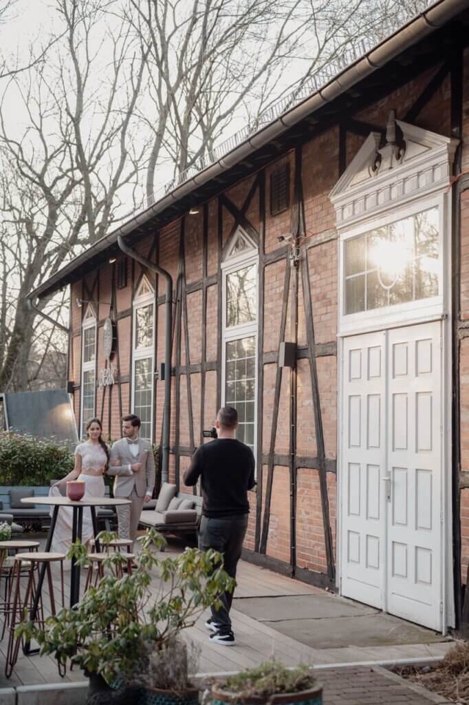 Ein Brautpaar wird gerade auf einer Terrasse von einem Hochzeitsvideografen in Kassel gefilmt