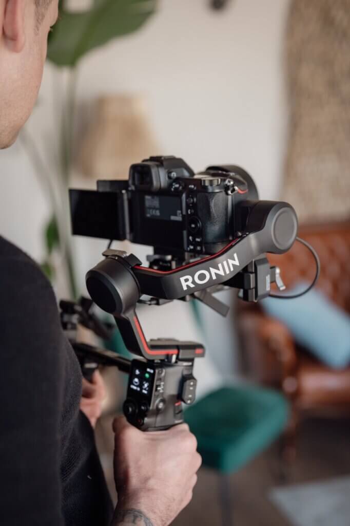 Man sieht eine Videokamera wie gerade zum Filmen genutzt wird .