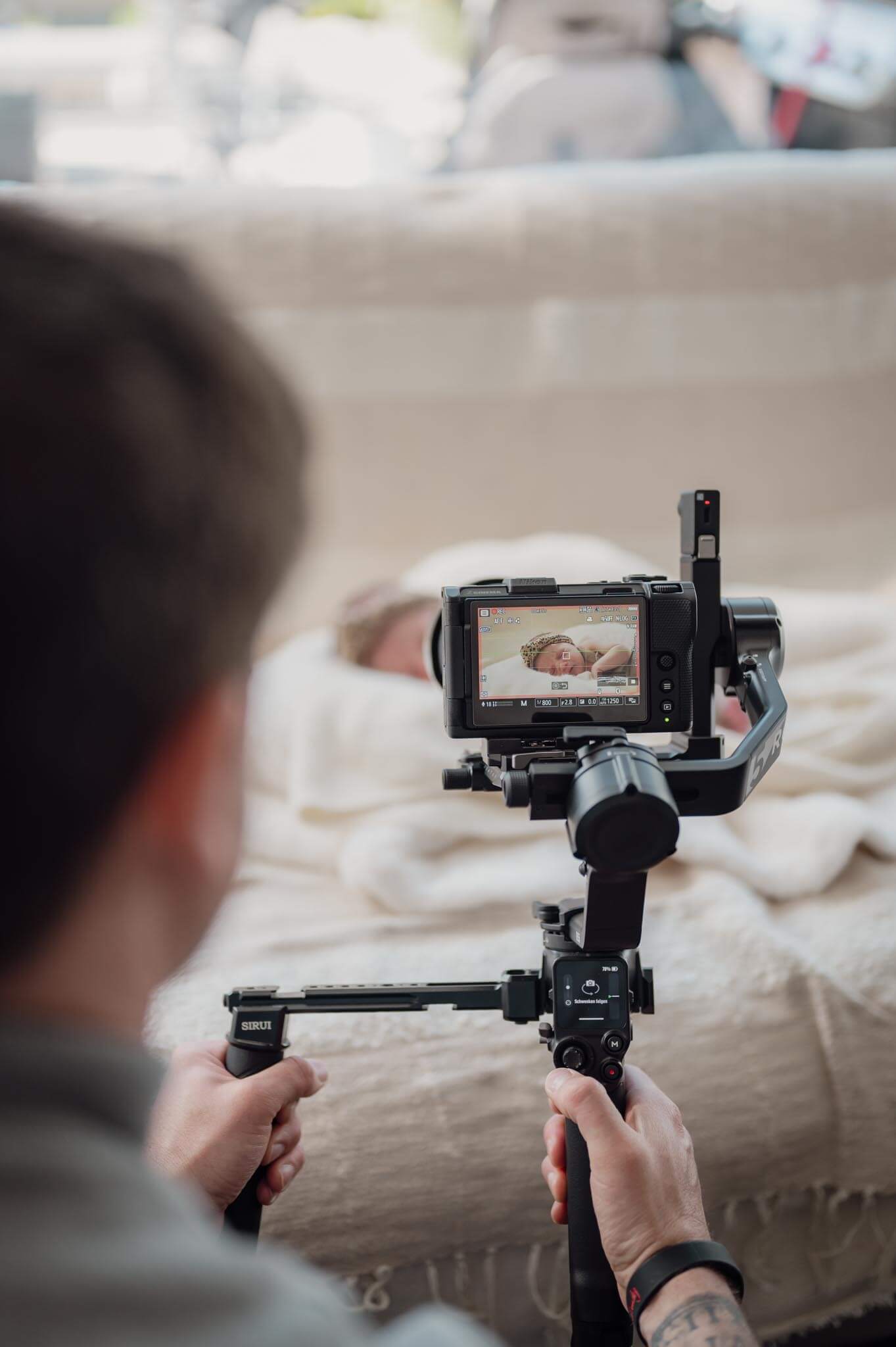 Baby wird gefilmt von Videografen